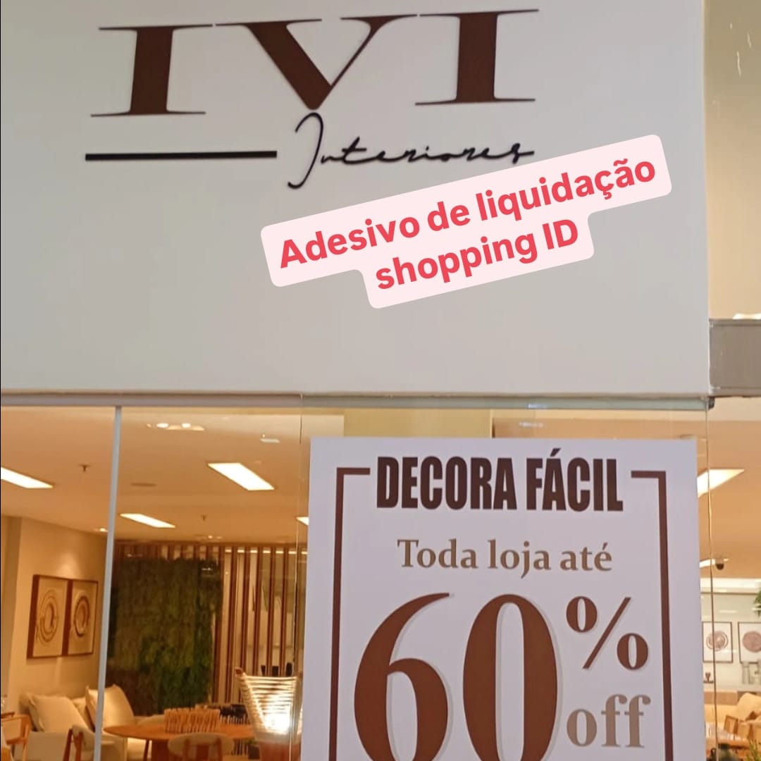 Adesivo de liquidação em vitrine de shopping — IVI Interiores